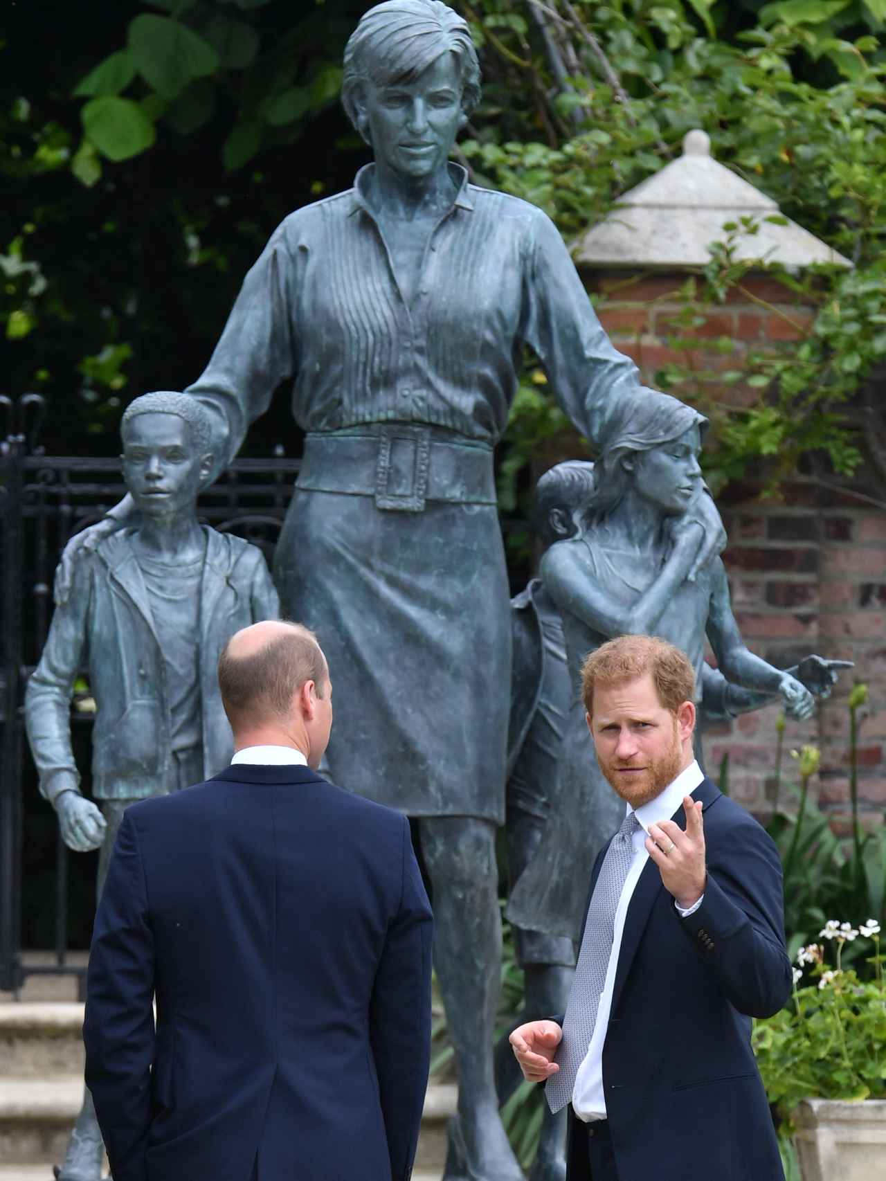 Guillermo y Harry han desvelado la estatua dedicada a su madre en el jardín del palacio de Kensington.