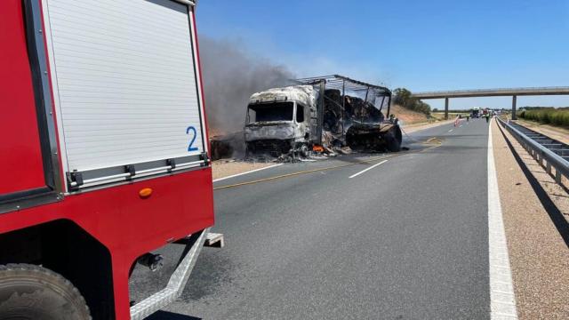 Un camión incendiado en una foto de archivo