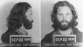 Jim Morrison posando para la ficha policial de su detención un año antes de morir