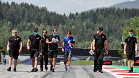 Fernando Alonso, junto a su equipo del Alpine F1 Team