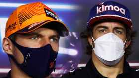 Max Verstappen y Fernando Alonso, durante la rueda de prensa