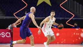 Laprovittola defendido por Calathes en el Real Madrid - Barcelona