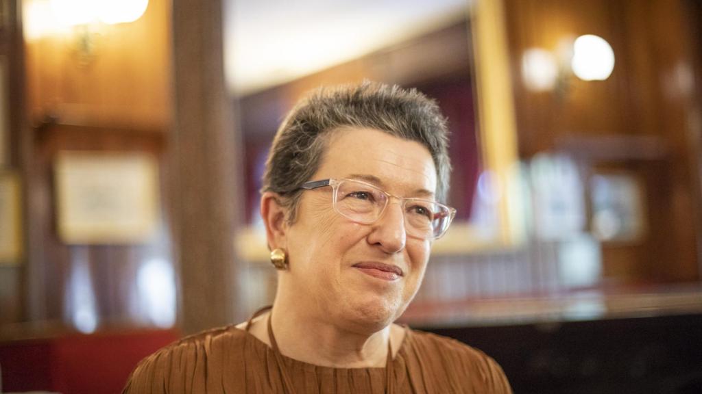 Laura Freixas durante la entrevista en el Café Gijón de Madrid.