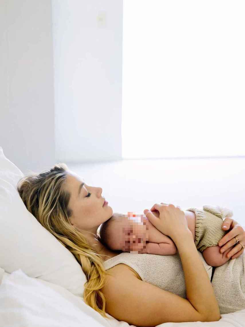 Amber Heard junto a su bebé, nacido por gestación subrogada.