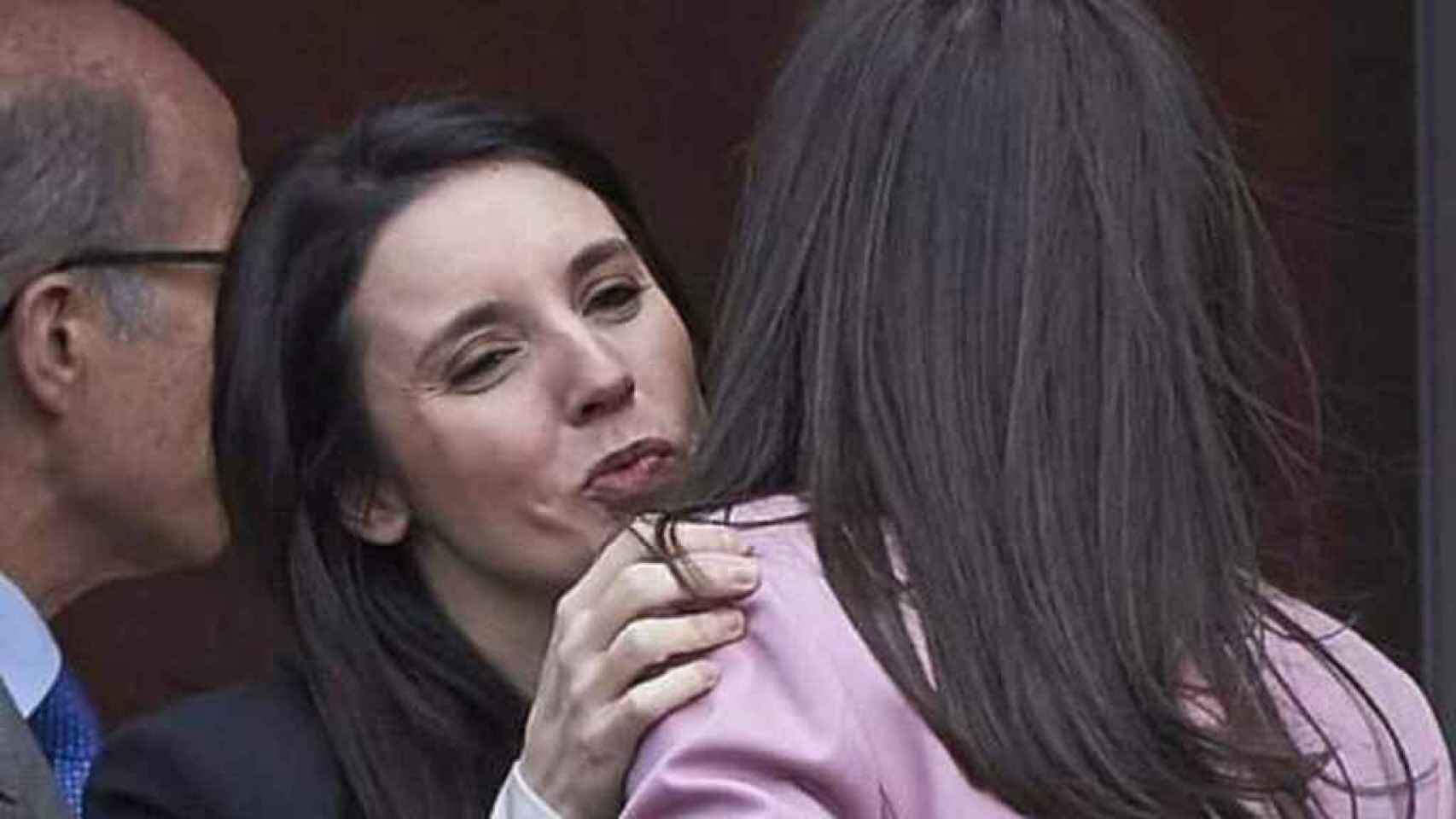La ministra Montero, positivo en coronavirus, recibió y se despidió de la reina Letizia dándole dos besos.