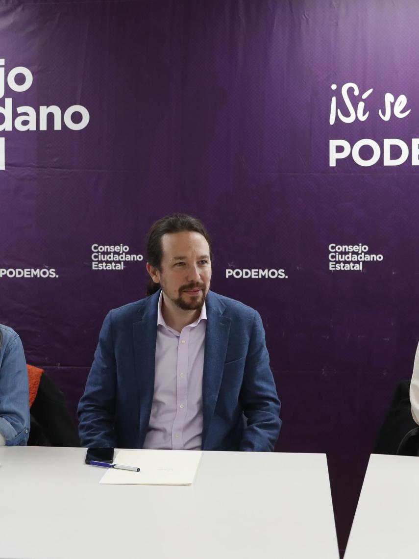 Irene Montero sostiene en sus brazos a su hija pequeña, Aitana.