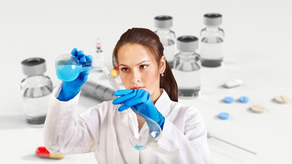 Una investigadora manipula una vacuna. FOTO: Pixabay.