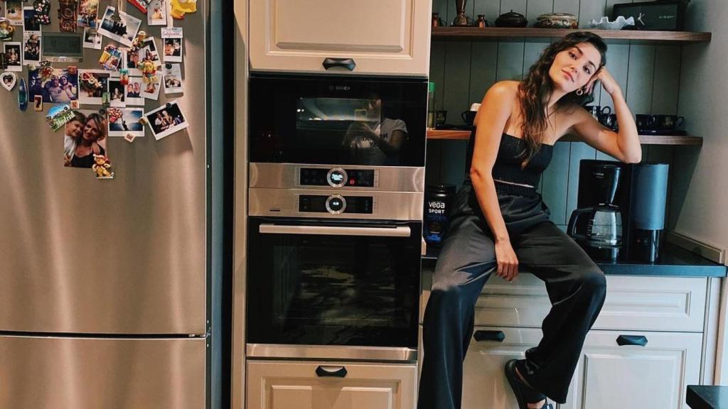 La cocina de Hande, con un mural de fotografías familiares sobre el frigorífico.