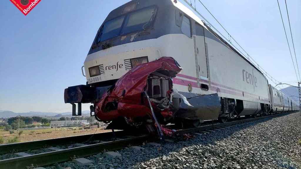 Cuatro personas fallecen después de chocar su coche con un tren en Novelda