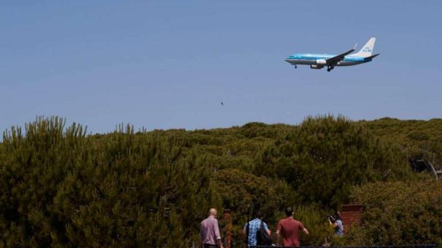 Un avión sobrevuela las inmediaciones del espacio natural protegido de la Ricarda.