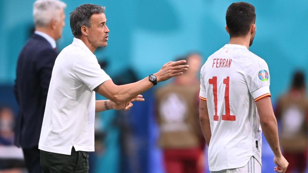 Luis Enrique da órdenes a Ferran Torres desde la banda