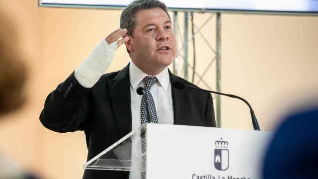 García-Page en una reciente aparición pública con la mano derecha vendada (JCCM)