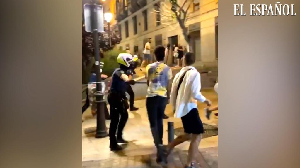 Carga policial contra los botellones en la plaza de Pedro Zerolo, en el Orgullo 2021.