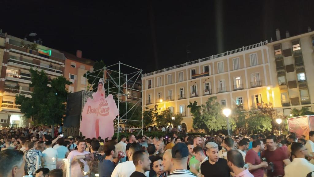 Botelllón en la plaza de Pedro Zerolo de Madrid durante las fiestas del Orgullo 2021.