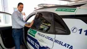 Carlos Fernández Bielsa, alcalde de Mislata, en un coche de la Policía Local de la ciudad. EE
