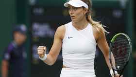 Paula Badosa celebra un punto en Wimbledon