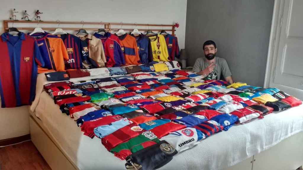 Xavi, de 'Football Room', enseñando su colección