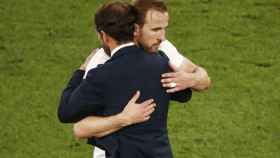 Harry Kane se abraza al seleccionador Southgate