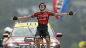 Dylan Teuns celebra su victoria en la 8ª etapa del Tour de Francia