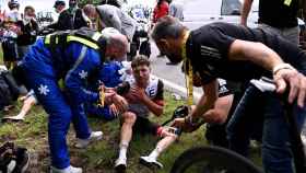 Ciclistas atendidos en una de las caídas del Tour de Francia 2021