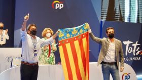 Carlos Mazón sostiene la bandera valenciana junto a Pablo Casado. EE