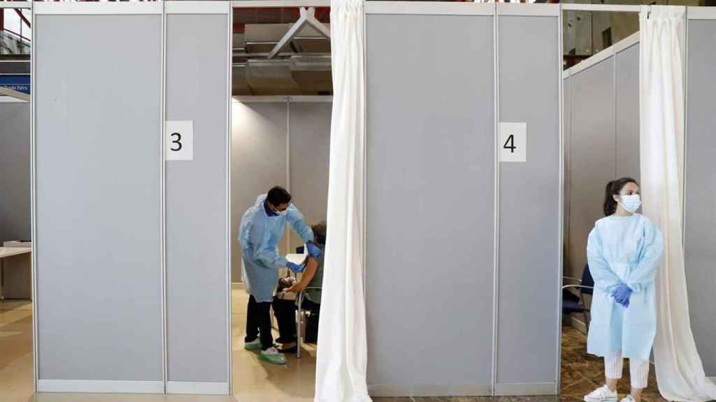 Enfermeros vacunan en otro de los vacunódromos de Málaga.
