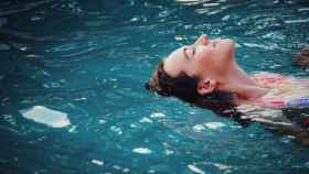 Una mujer se relaja en una piscina en una imagen de archivo.