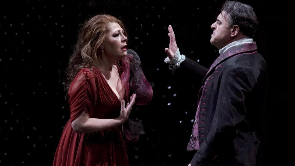 Sondra Radvanovsky (Floria Tosca) y Carlos Álvarez (Barón Scarpia), en el ensayo de 'Tosca' en el Teatro Real.
