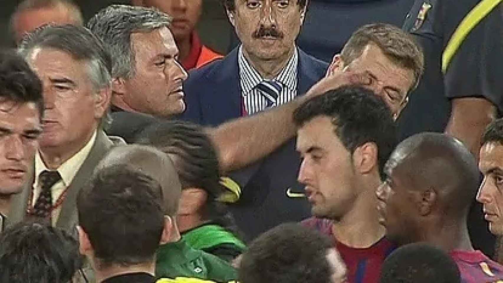 José Mourinho y Tito Vilanova, en el momento en el que el portugués le mete el dedo en el ojo durante la Supercopa de España de 2011