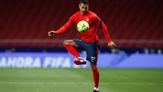 Vitolo, durante un calentamiento con el Atlético de Madrid