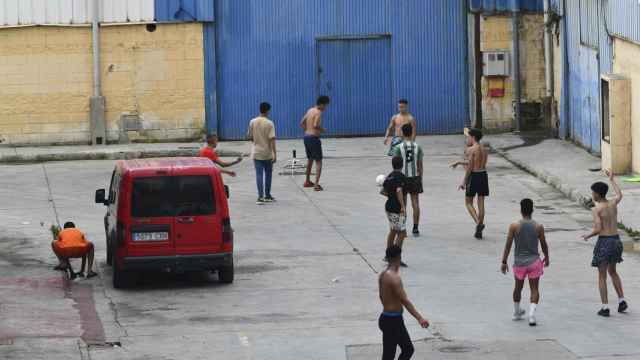 Varios menores extranjeros no acompañados juegan al fútbol en Ceuta (Antonio Sempere para EP)