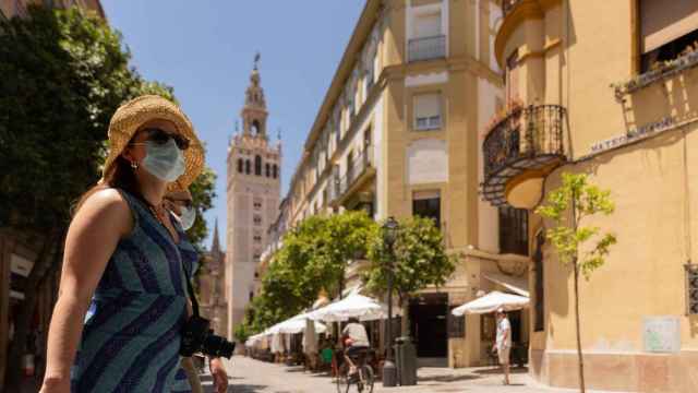 Una turista pasean por el centro de Sevilla (María José López para EP)