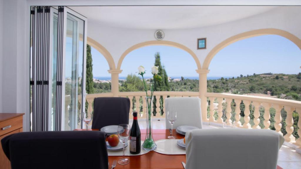Mesa en una de las propiedades.