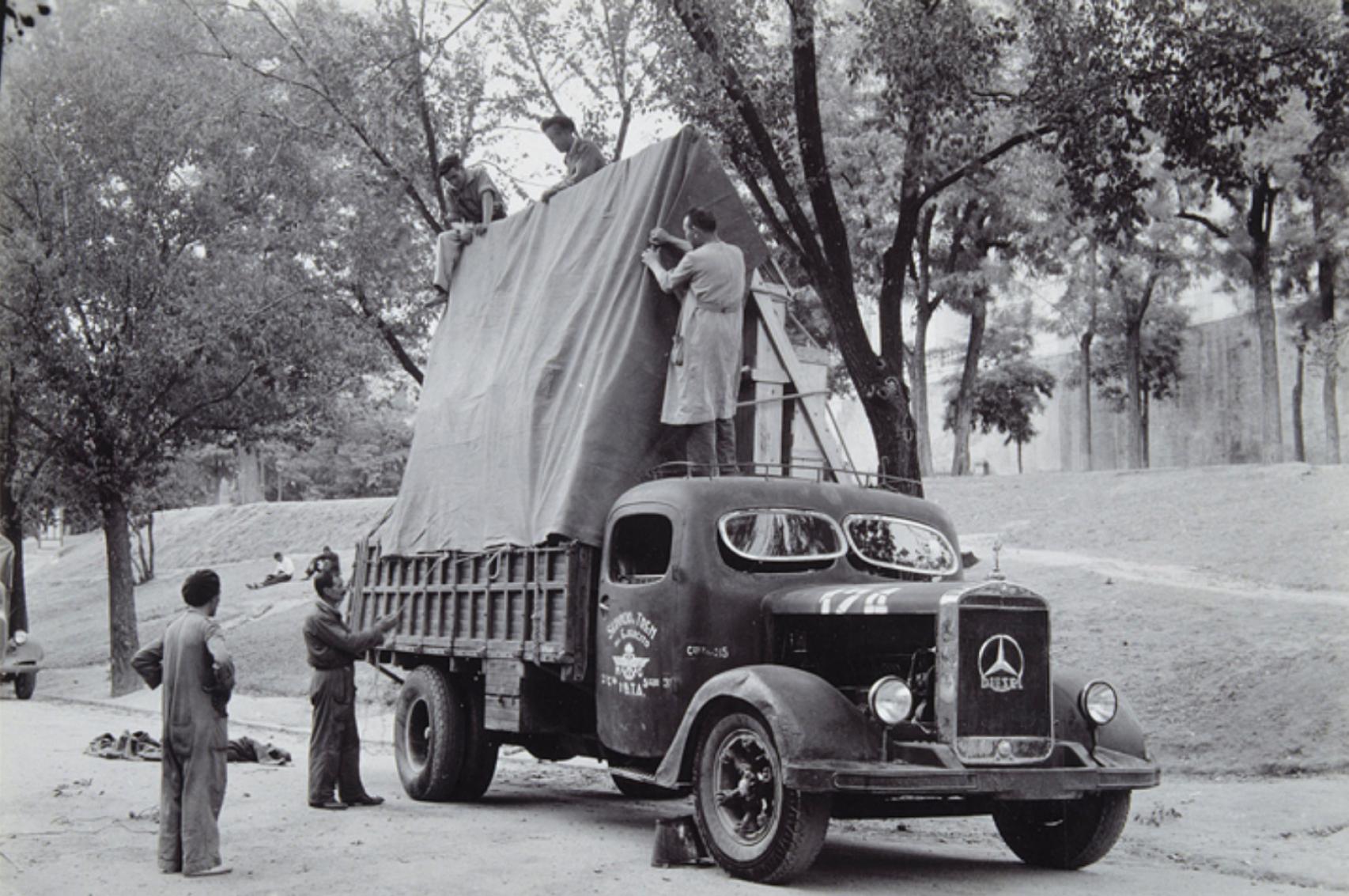 Camión militar cedido para el transporte de obras del Museo del Prado.