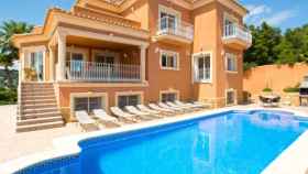 Una semana, 10 habitaciones y 5.500 euros: el boom de las villas y las casas con piscina.