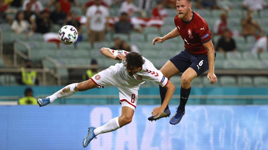 Delaney marca de cabeza ante la República Checa