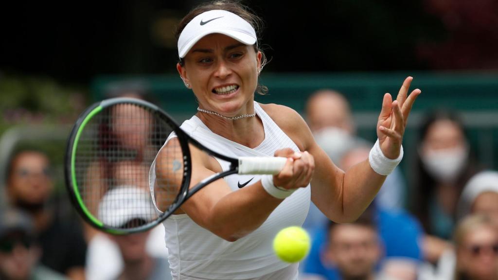 Paula Badosa, ejecutando un golpe en Wimbledon