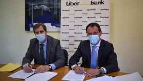 Firma de convenio entre Fedeto y Liberbank. Foto: EP