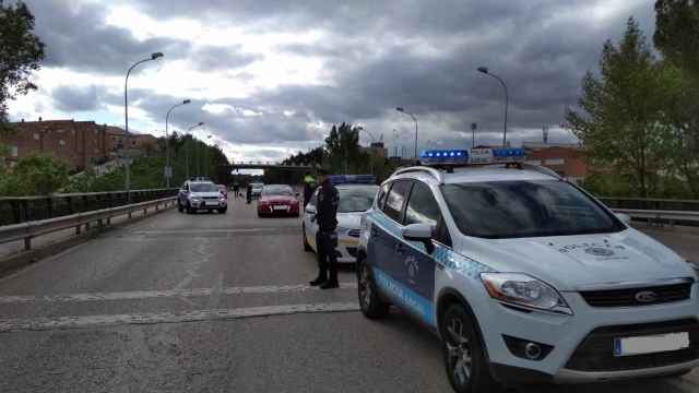 Varios coches de la Policía Local de Cuenca durante un control.