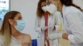 Una enfermera administra una vacuna a una empleada de El Corte Inglés, este lunes en un centro comercial de Madrid.