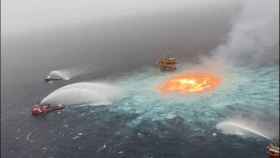 El mar en llamas en el Golfo de México después de la ruptura de un gasoducto