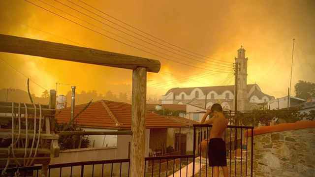 Chipre en llamas visto desde el distrito de Lárnaca.