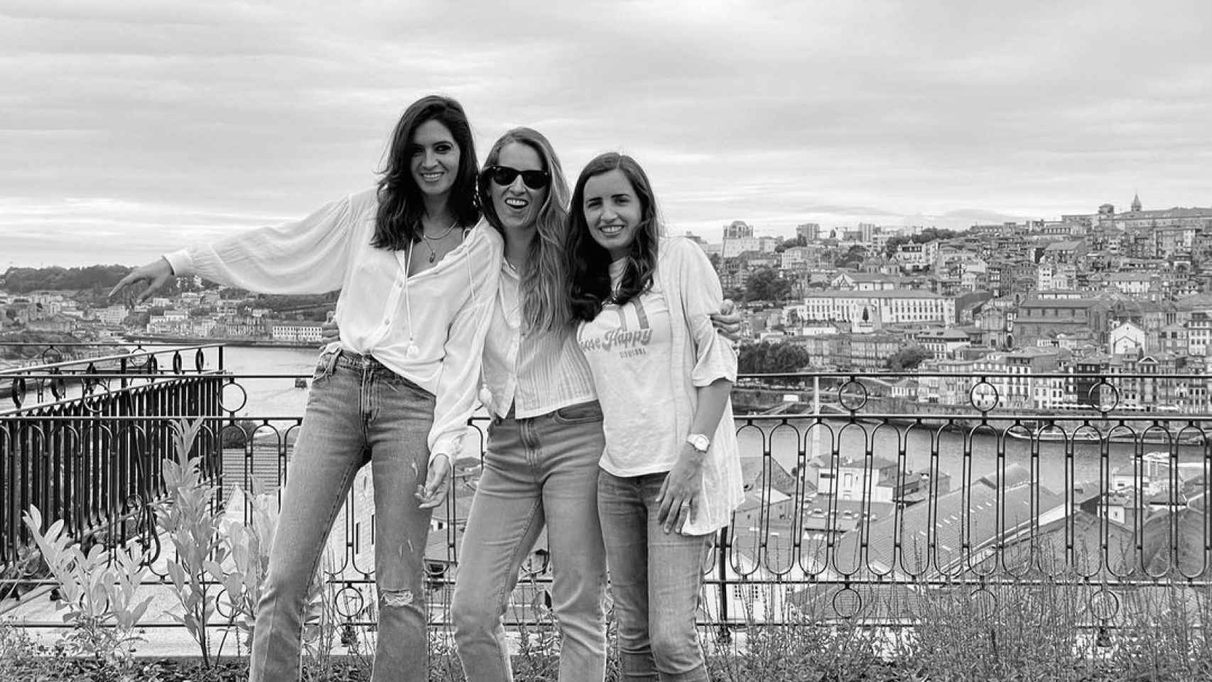 Sara Carbonero posa con dos amigas en Oporto.