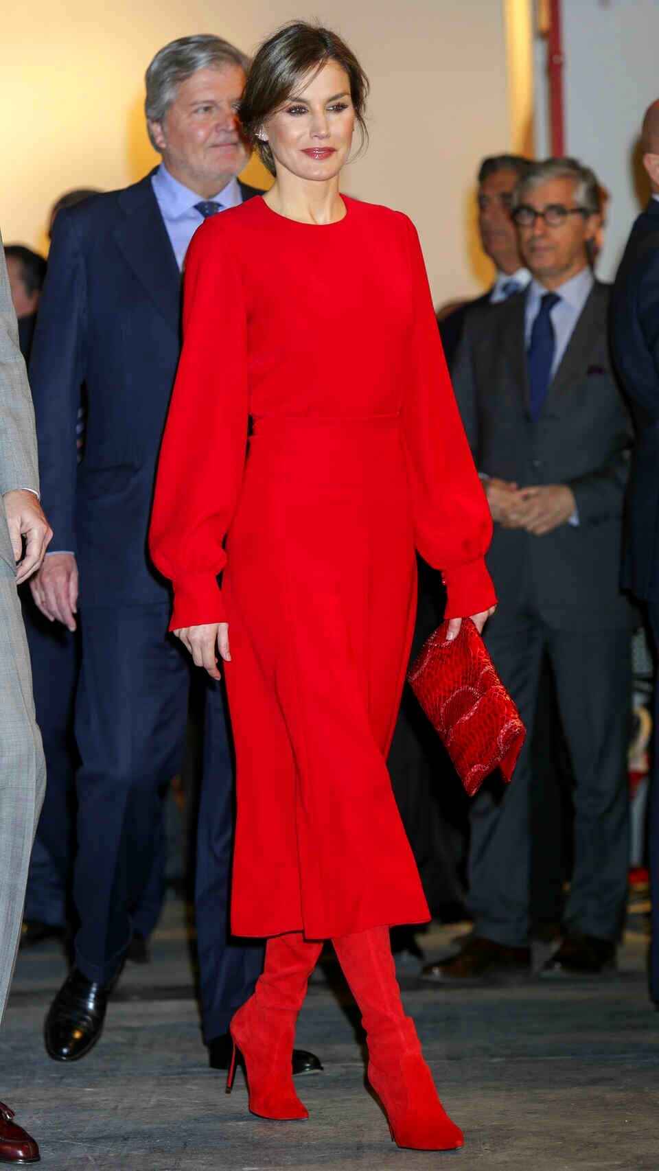 La reina Letizia en la edición de ARCOMadrid 2018 con 'look' monocolor rojo.