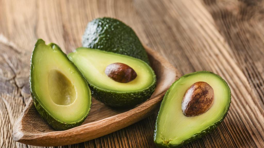 Un par de aguacates abiertos por la mitad.