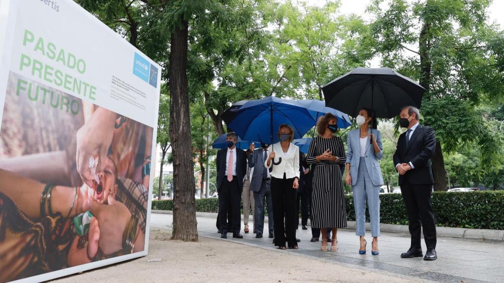 S.M. la Reina Letizia, durante su visita a la exposición fotográfica