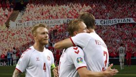 Los jugadores de Dinamarca celebrando un gol con un fondo de los aficionados