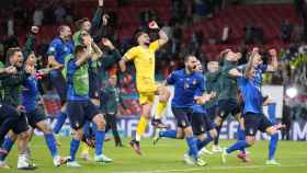 Los futbolistas de la selección italiana celebran el pase a la final tras la victoria a España en penaltis