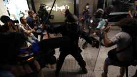 La Policía carga contra manifestantes este lunes en Madrid. Efe