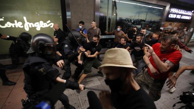 La Policía Nacional carga contra varios manifestantes este lunes tras la concentración por Samuel en Madrid. Efe